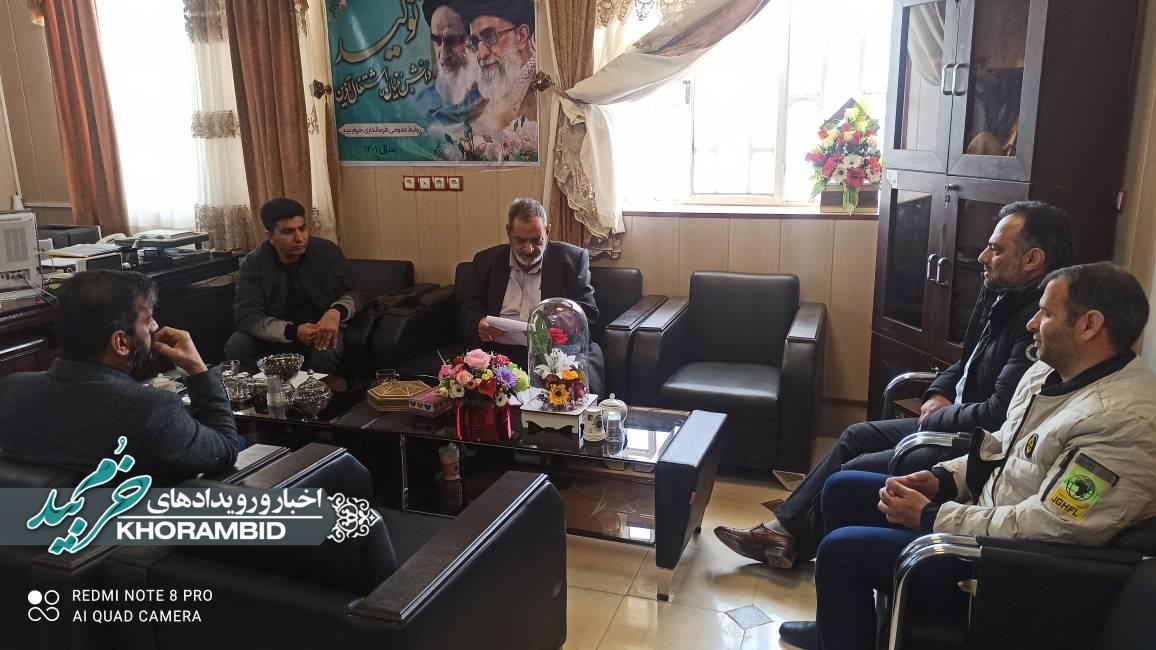 جلسه مهندس هادی پور فرماندار خرم بید با مدیر شرکت توزیع فرآورده های نفتی و تعدادی از معدنداران و صنعتگران