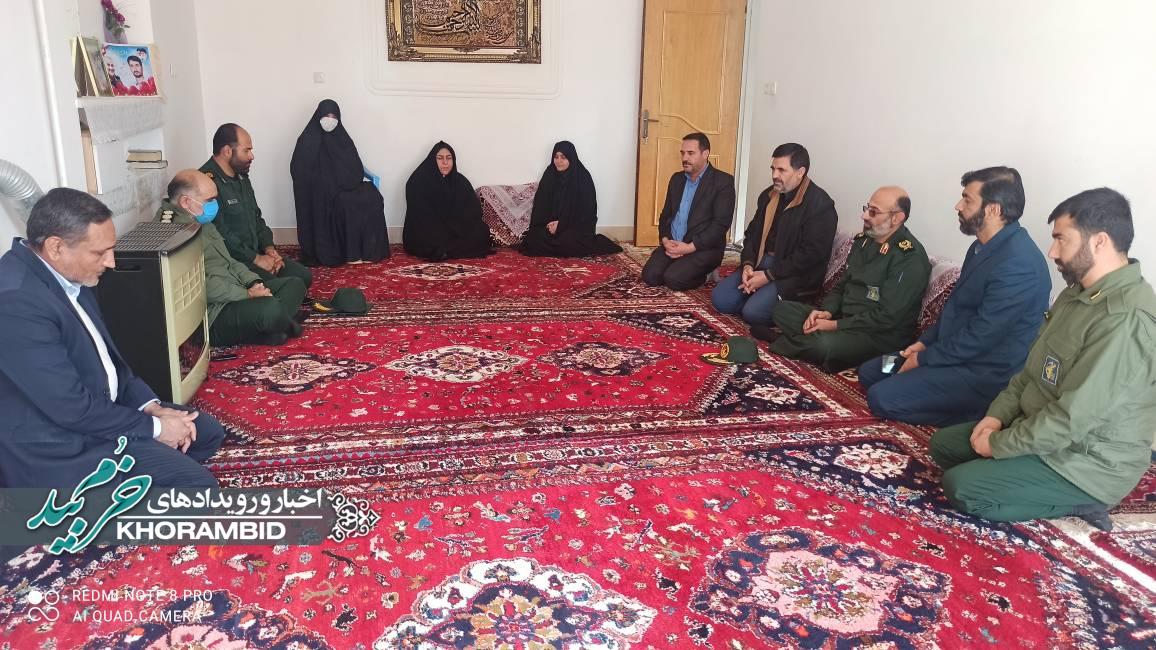 دیدار مهندس هادی پور فرماندار شهرستان خرم‌بید با خانواده شهدای مکتب حاج قاسم شهرستان خرم‌بید