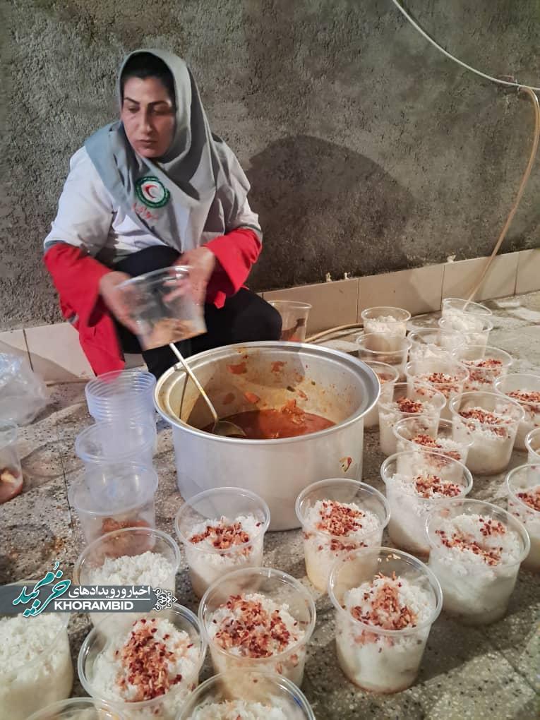 پخت و توزیع غذای گرم بین نیازمندان توسط اعضای خانه هلال قادرآباد