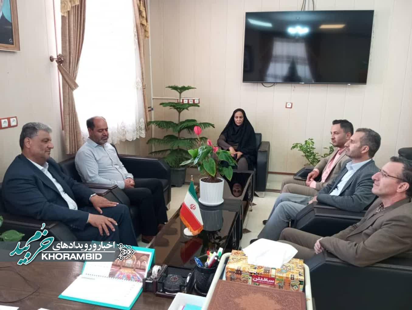 دیدار نوروزی مدیر واعضای شورای معاونین آموزش و پرورش خرّم بید با فرماندار محترم شهرستان جناب آقای دکتر همتی نفر: 
