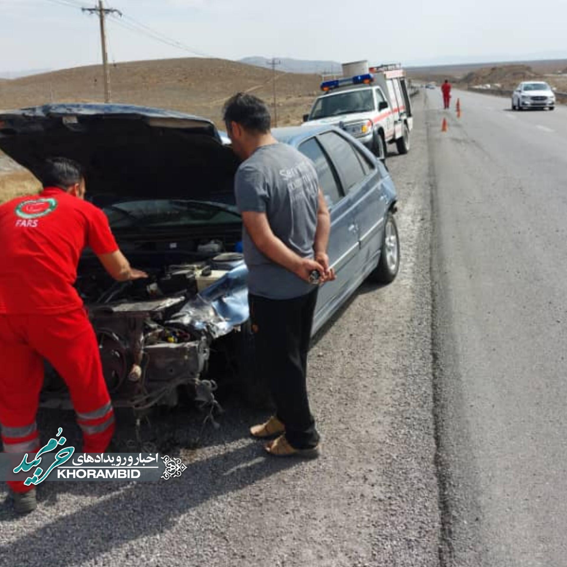 انحراف و تصادف پژو پارس با گاردریل در جاده صفاشهر به آباده با ۳ حادثه دیده