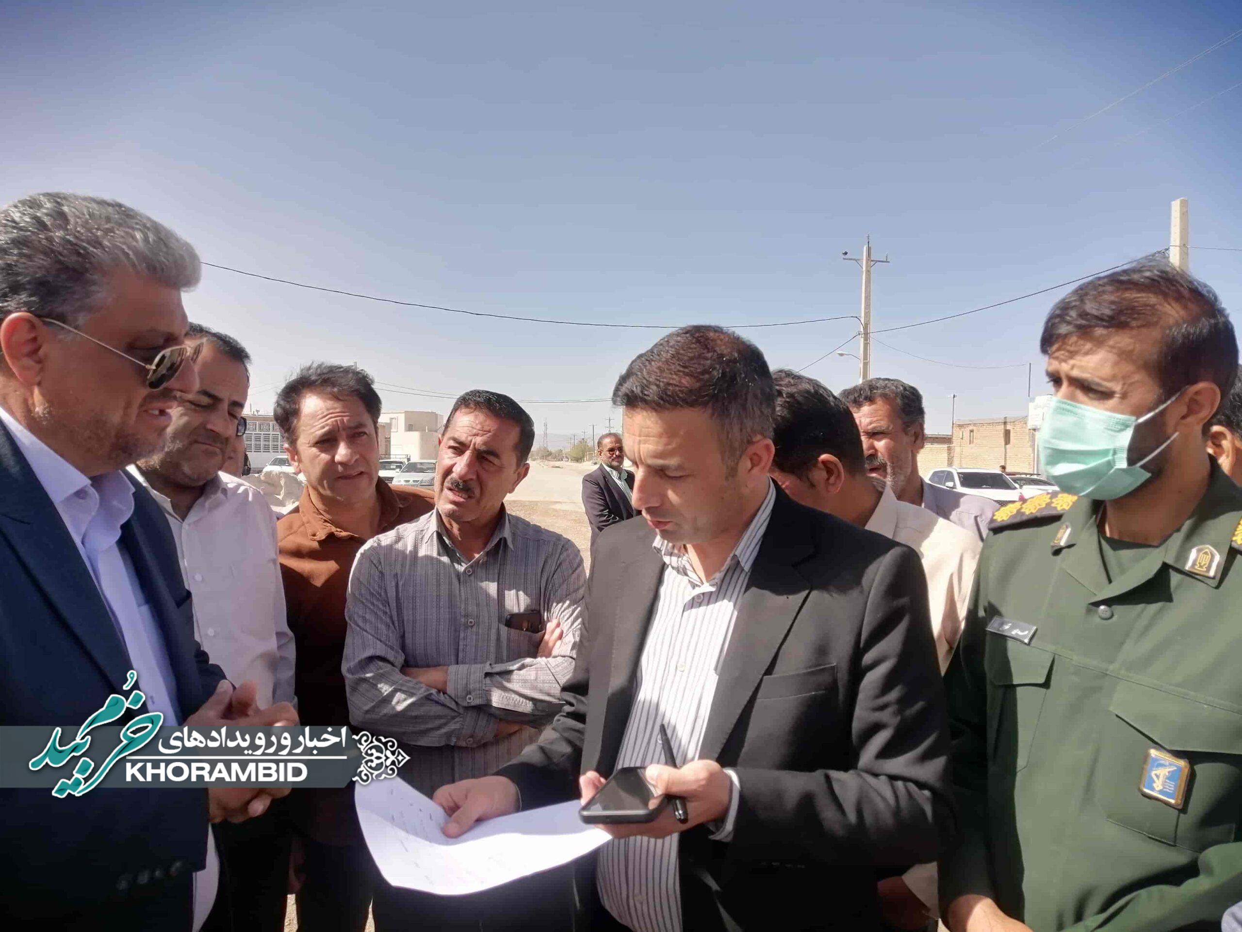 بازدید فرماندار خرم‌بید از مسیر جاده بین‌مزارع روستای دستجرد در راستای آغاز عملیات آسفالت