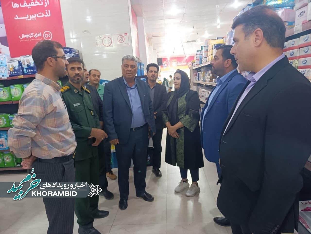 بازدید میدانی فرماندار شهرستان خرم بید از روند تهیه و توزیع اقلام تنظیم بازار در شهرستان