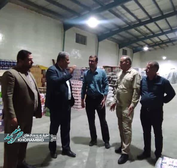 بازدید سرزده شبانه فرماندار خرم‌بید از انبار کالاهای اساسی / هشدار جدی به متخلفان