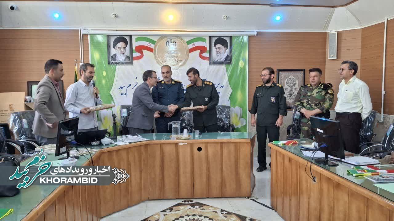 آیین تجلیل از فرماندهان ارشد نظامی و انتظامی شهرستان خرّم بید در سالن جلسات آموزش و پرورش برگزارشد