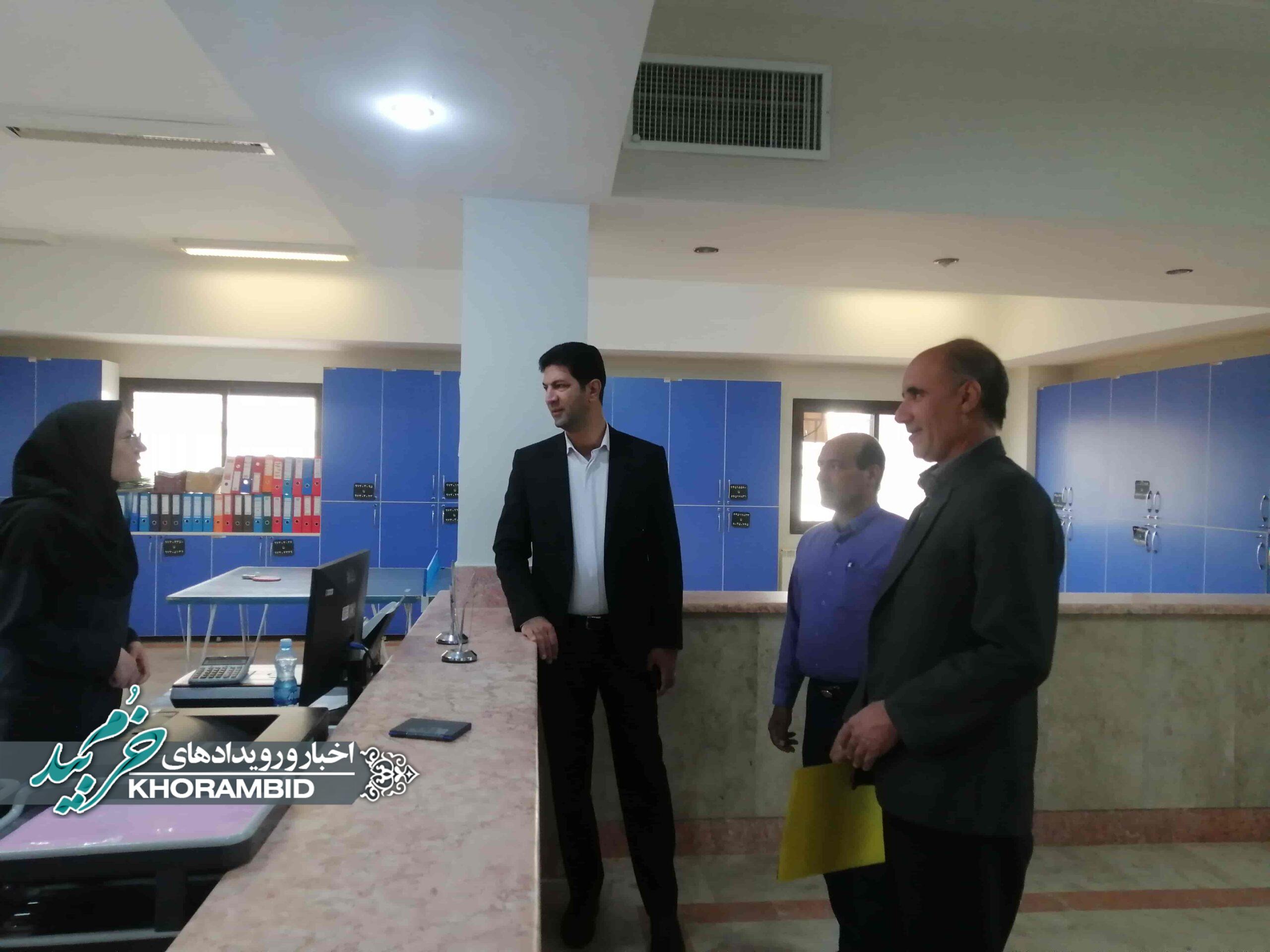 گزارش تصویری | بازدید سرزده معاون فرماندار خرم‌بید از ادارات در ابتدای صبح