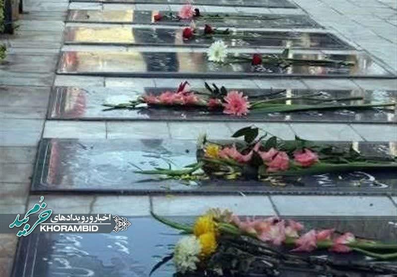 گلباران قبور مطهر شهدا به مناسبت هفته دفاع مقدس