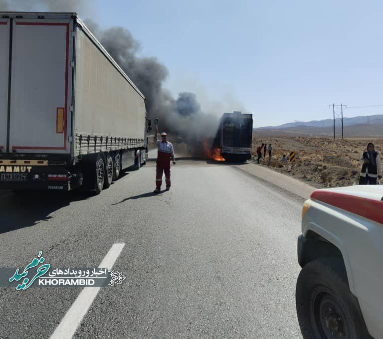 آتش سوزی کامیونت در جاده آباده به صفاشهر با یک حادثه دیده