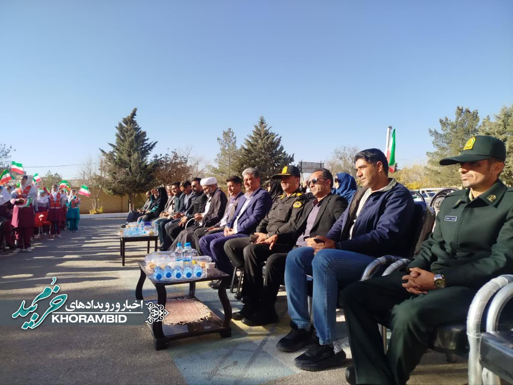 گزارش تصویری | نواخته شدن زنگ استکبارستیزی در دبستان فاطمیه شهرستان خرم‌بید به مناسبت روز دانش‌آموز