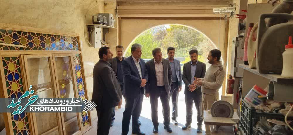 گزارش تصویری | درخشش هنر گره‌چینی خرم‌بید؛ تحسین مدیر شعب صندوق کارآفرینی امید استان از خلاقیت کارآفرین جوان