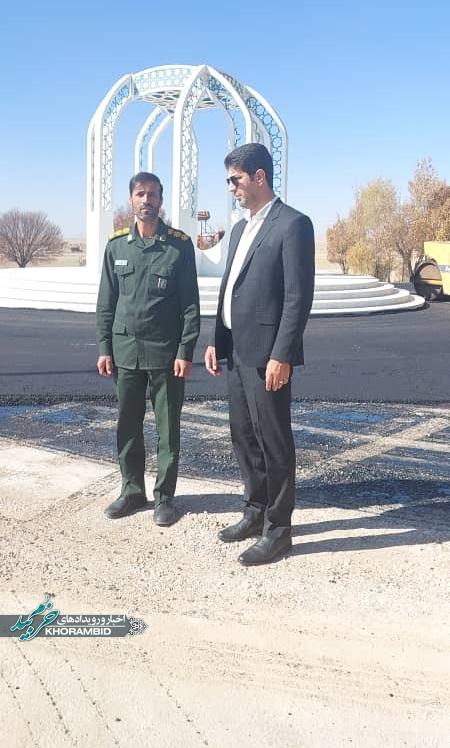 بازدید سرهنگ نظری و معاون سیاسی فرمانداری از روند آسفالت‌ جاده دسترسی یادمان شهید گمنام