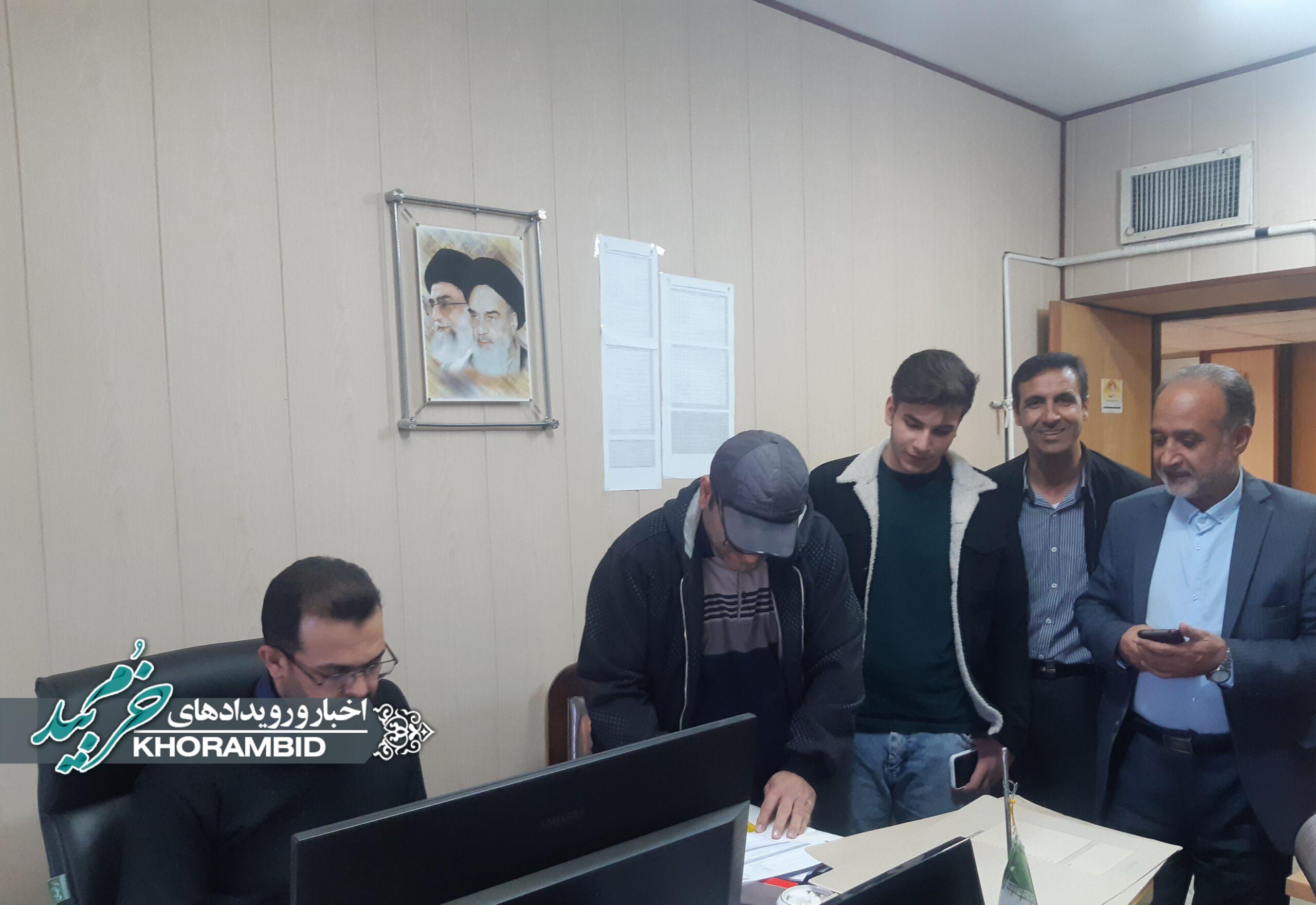 ثبتنام حضوری داوطلبان در فرمانداری خرمبید به دلیل قطعی سامانه وزارت کشور ثبتنام حضوری داوطلبان در فرمانداری خرمبید به دلیل قطعی سامانه وزارت کشور