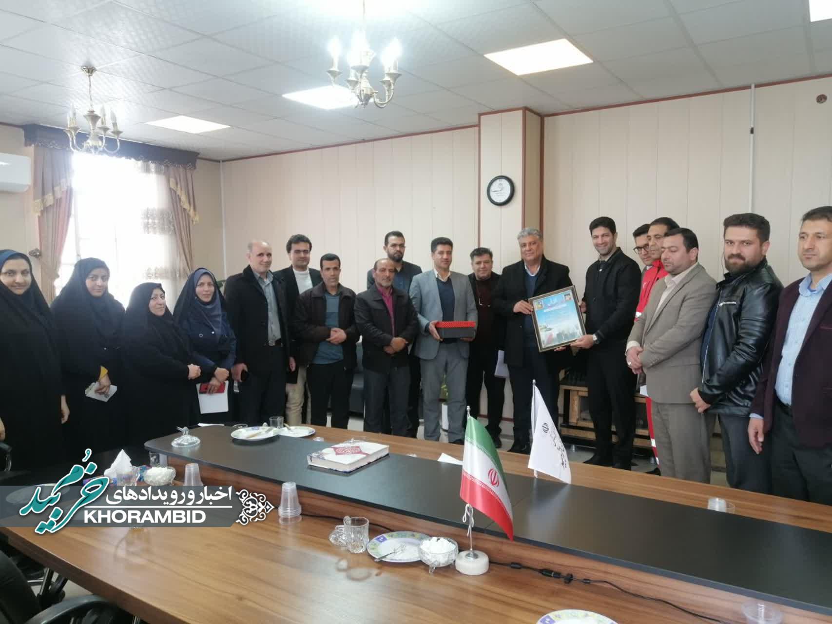 تجلیل کارکنان فرمانداری خرم‌بید از فرماندار جانباز به مناسبت میلاد حضرت ابوالفضل (ع) و روز جانباز