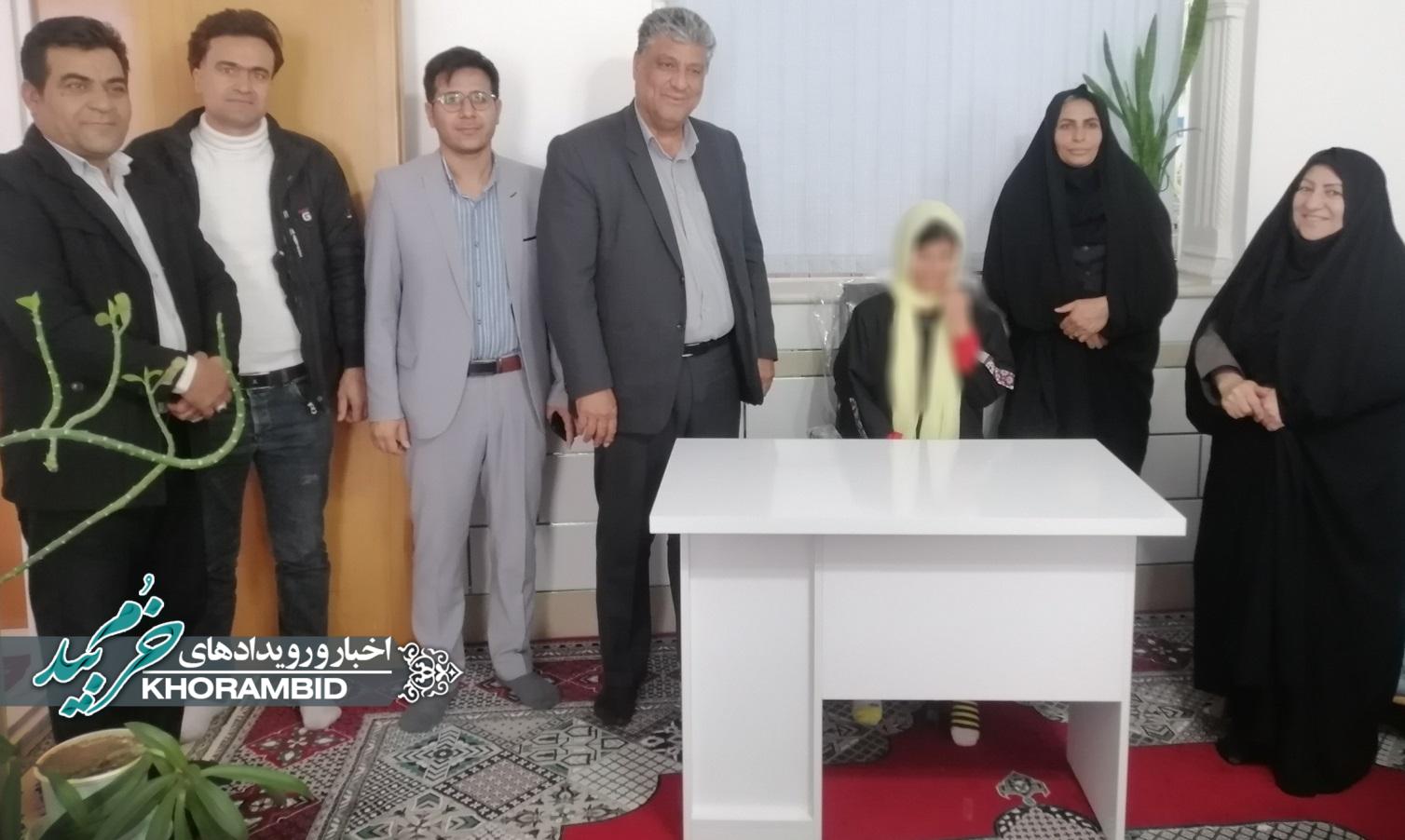 اهداء یک فقره میز و صندلی به توانخواه تحت پوشش بهزیستی