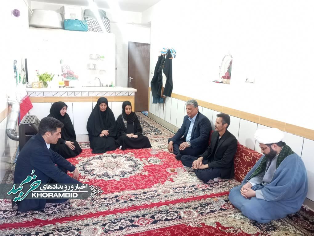 دیدار فرماندار خرم بید با خانواده شهید جاویدالاثر ناو دنا؛ تجلیل از مقام والای شهید علیرضا برزگر