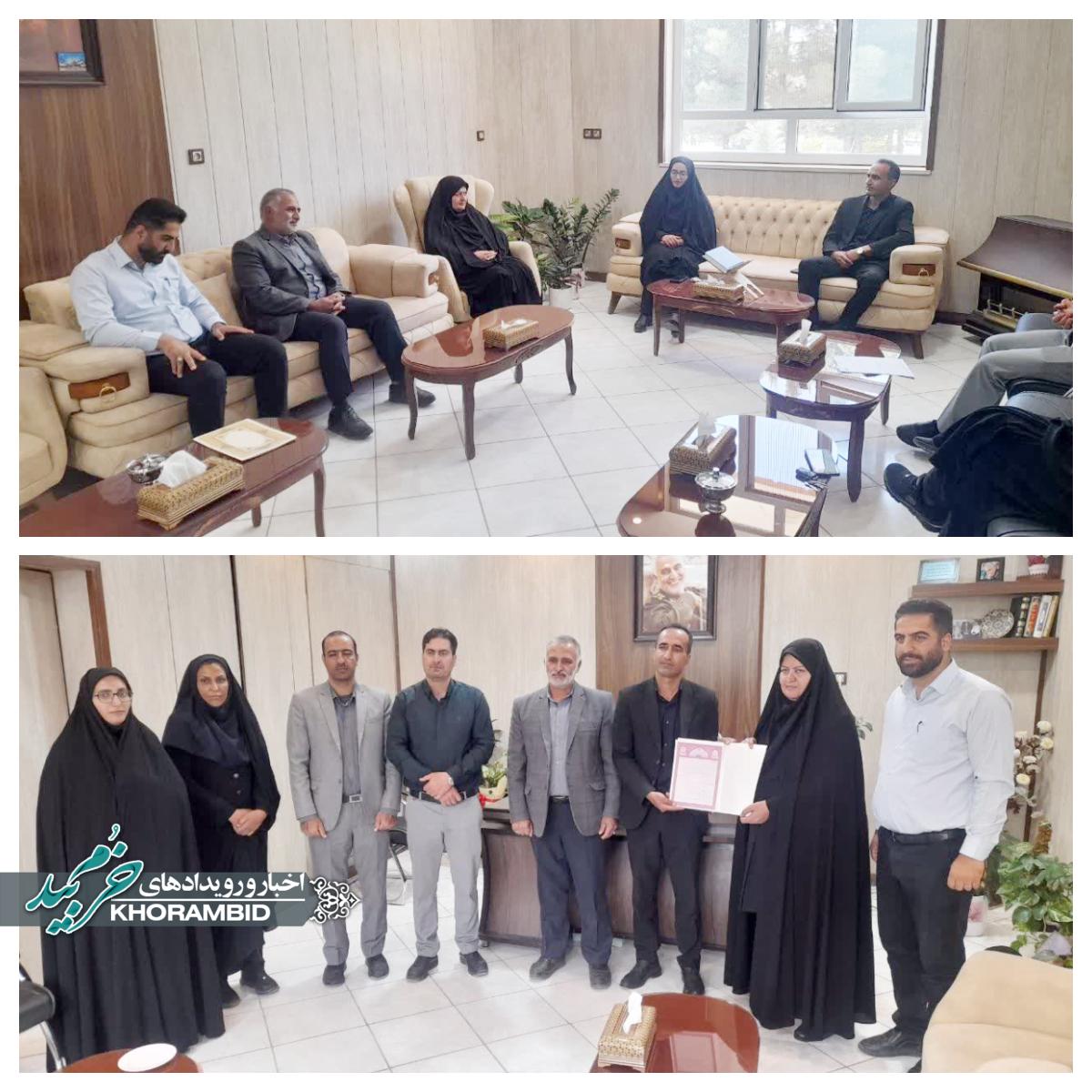 اهدای اسناد مالکیت فضای آموزشی به مدیر آموزش و پرورش شهرستان توسط مدیران بنیاد مسکن انقلاب اسلامی شهرستان خرم بید و اداره ثبت اسناد و املاک شهرستان به مناسبت گرامیداشت روز معلم و تکریم مقام شامخ معلم
