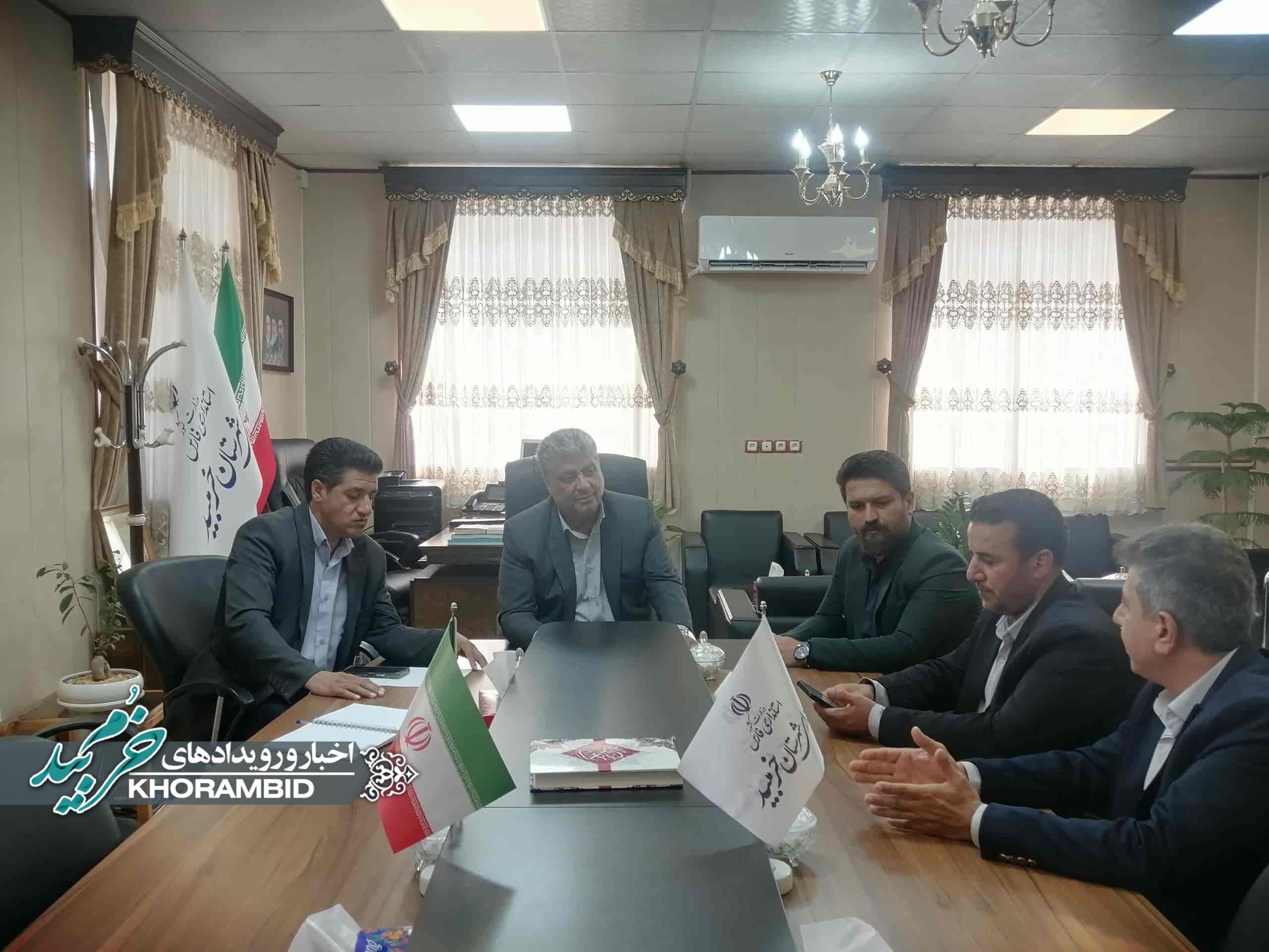 بررسی مشکلات جاده دسترسی به کارخانه GRP و اراضی کشاورزی در جلسه ویژه فرمانداری / تأکید بر مشارکت صنایع و گلخانه‌ها با حمایت دولت