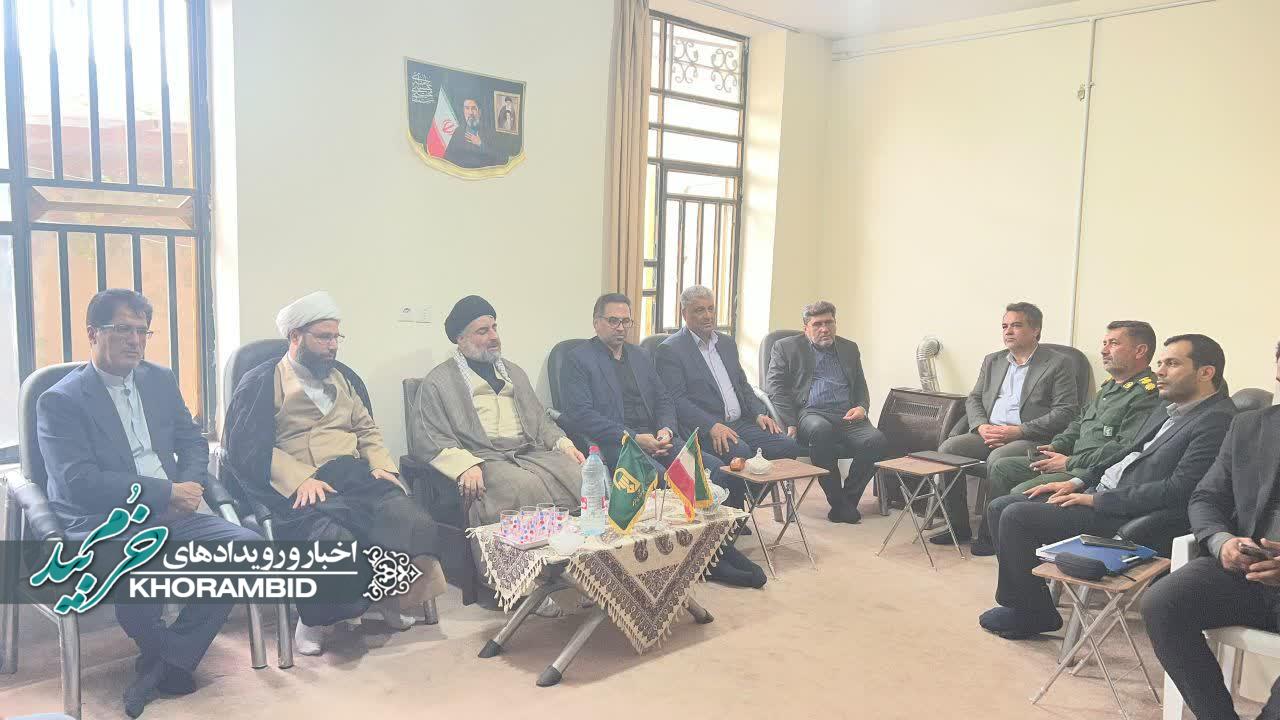 جلسه ویژه حل مشکل چشمه بناب و تأمین آب شرب قادرآباد با حضور رئیس سازمان بازرسی کل کشور در دفتر امام جمعه برگزار شد جلسه ویژه حل مشکل چشمه بناب و تأمین آب شرب قادرآباد با حضور رئیس سازمان بازرسی کل کشور در دفتر امام جمعه برگزار شد