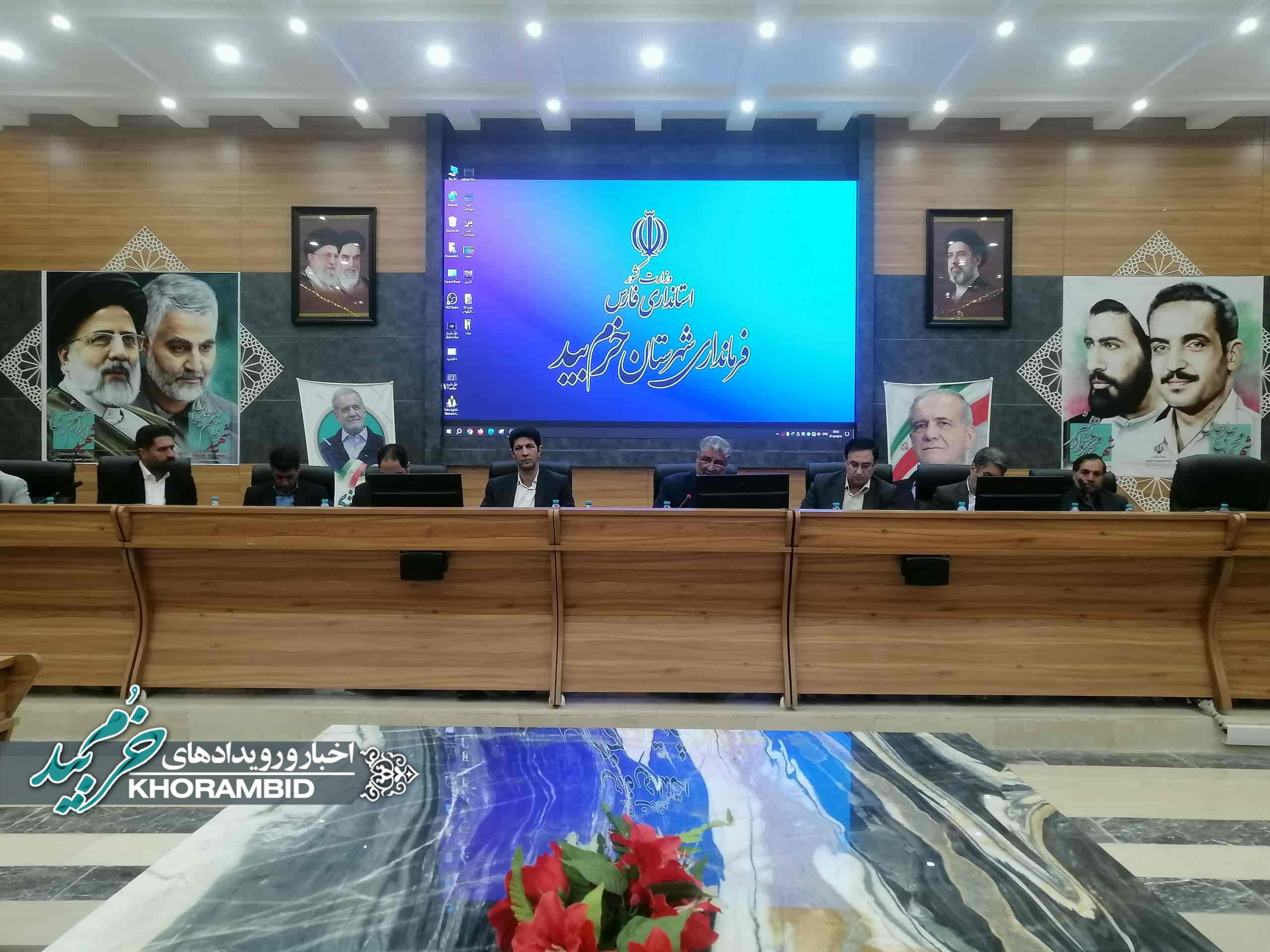 گزارش تصویری | جلسه بزرگداشت روز دهیار در فرمانداری خرم بید برگزار شد / تأکید بر مدیریت خلاق، مردمی بودن دهیاران و اولویت‌بندی مشکلات روستاها
