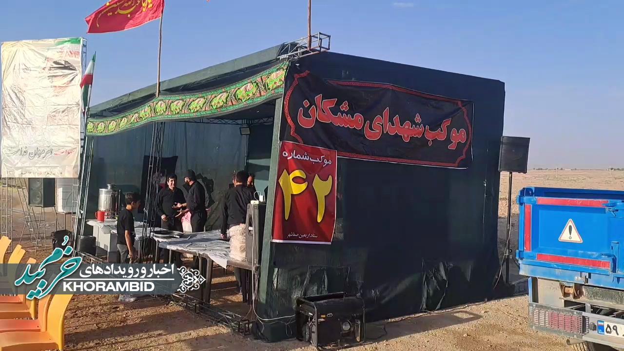 پذیرایی موکب شهدای مِشکان در مسیر پیاده‌روی اربعین حسینی 