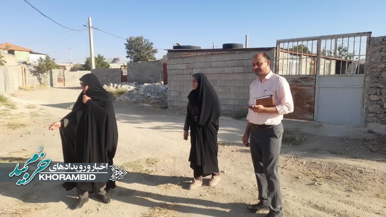 بازدید میدانی مدیر بنیادمسکن ، کارشناس فنی بنیادمسکن و دهیار روستا،از روستای دستجرد از توابع بخش مرکزی شهرستان خرم بید