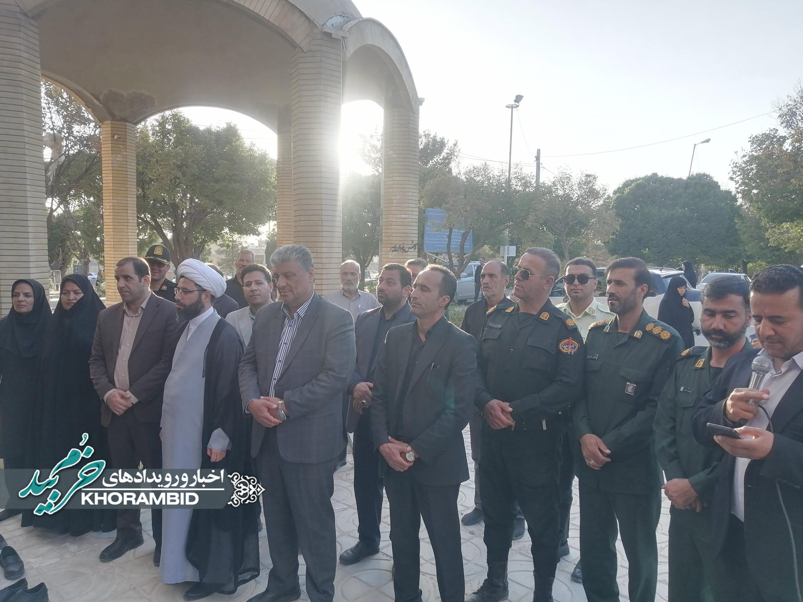 گزارش تصویری | غبارروبی و گلباران مزار شهدای خرم بید همزمان با سراسر کشور در هفته دفاع مقدس / تجدید میثاق مسئولان و مردم با آرمان‌های شهدا