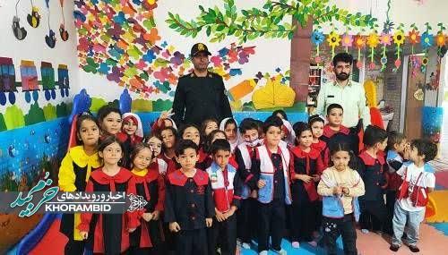 غنچههای هلال احمر خرم بید از پلیس راهور قدردانی کردند غنچههای هلال احمر خرم بید از پلیس راهور قدردانی کردند