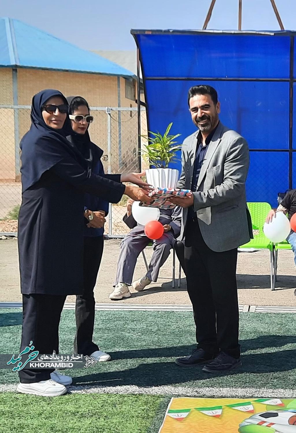 تجلیل رئیس اداره بهزیستی شهرستان خرمبید از رئیس اداره ورزش و جوانان به مناسبت هفته تربیت بدنی و ورزش تجلیل رئیس اداره بهزیستی شهرستان خرمبید از رئیس اداره ورزش و جوانان به مناسبت هفته تربیت بدنی و ورزش