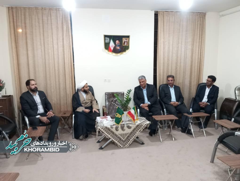 دیدار فرماندار خرم بید با امام جمعه قادرآباد در دفتر امام جمعه / تأکید بر همدلی و خدمت‌رسانی به مردم